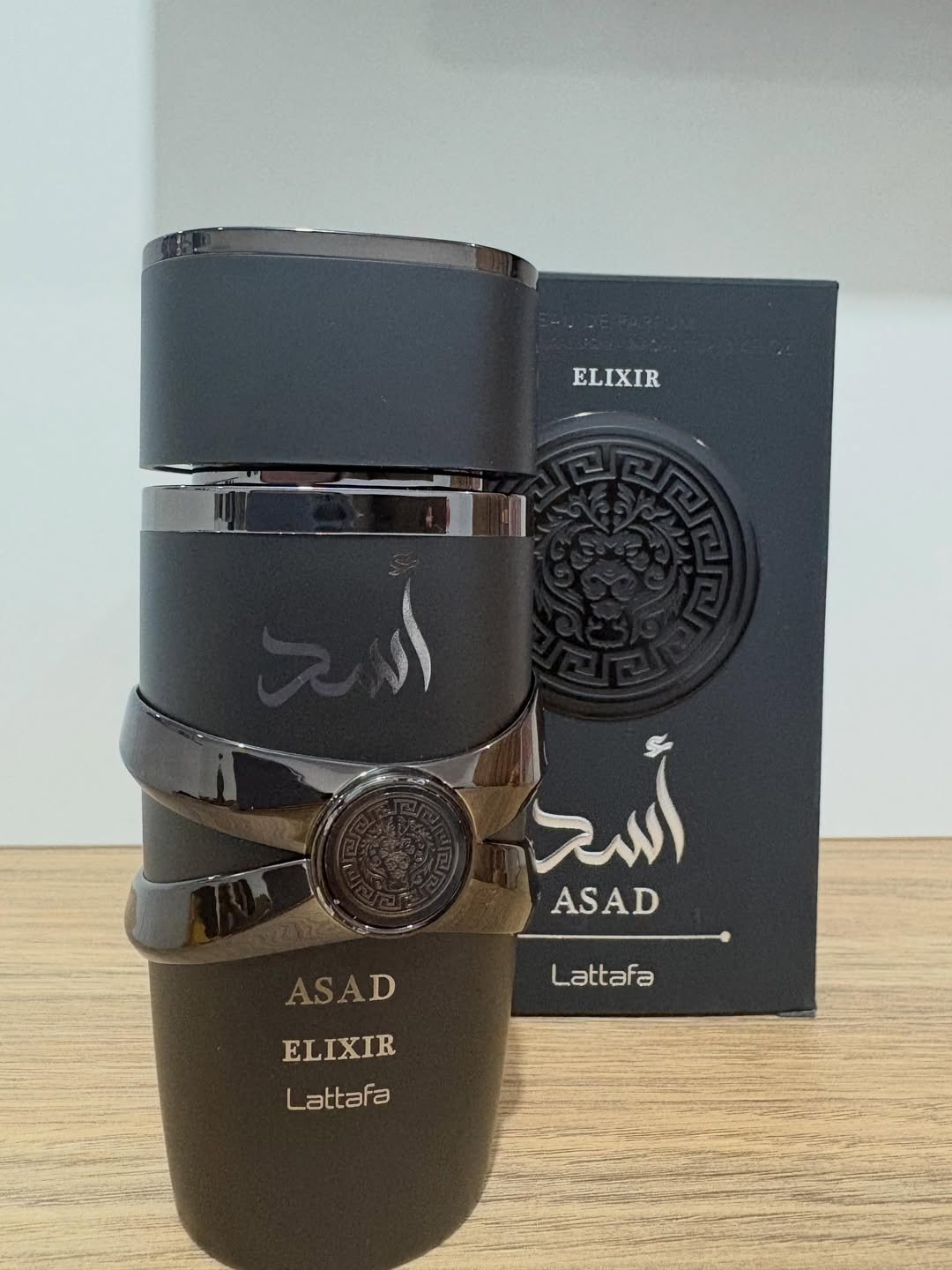 Frasco e caixa do perfume Asad Elixir